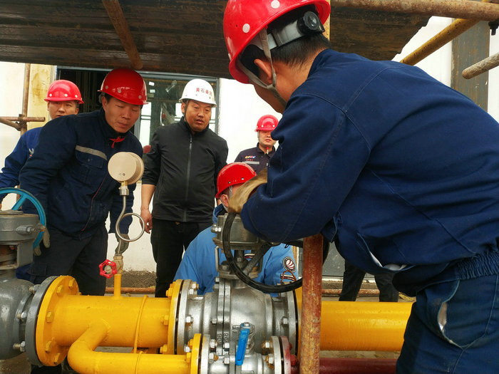 Our engineers’service in the Qingzhang project site (gas furnace) 